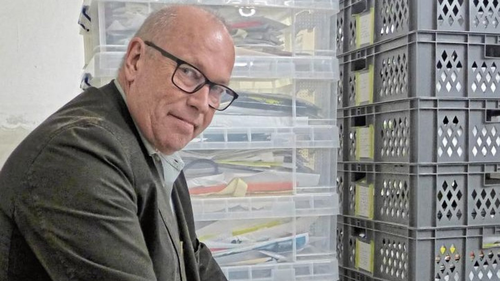 Längst hat Kurator Frank Lang noch nicht alle der 50 000 Kunststoffbeutel, die er aus zwei Sammlungen erhielt, gesichtet. In der Schau „Adieu Plastiktüte“ kann man ihm dabei über die Schulter schauen. Fotos: Landesmuseum Württemberg, Heike Fauter/Hendrik Längst hat Kurator Frank Lang noch nicht alle der 50 000 Kunststoffbeutel, die er aus zwei Sammlungen erhielt, gesichtet. In der Schau „Adieu Plastiktüte“ kann man ihm dabei über die Schulter schauen. Fotos: Landesmuseum Württemberg, Heike Fauter/Hendrik