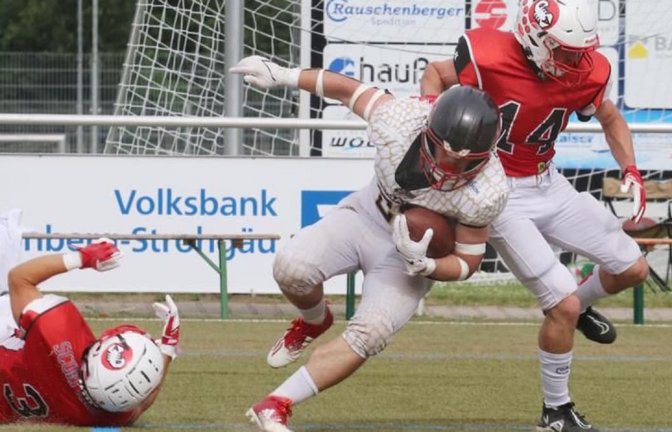 Die Leonberg Alligators ließen den Stuttgart Scorpions nicht den hauch einer Chance: Daniel Bäßler (mit Ball) gelangen zwei Touchdowns für den Tabellenführer.<span class='image-autor'>Andreas Gorr</span>