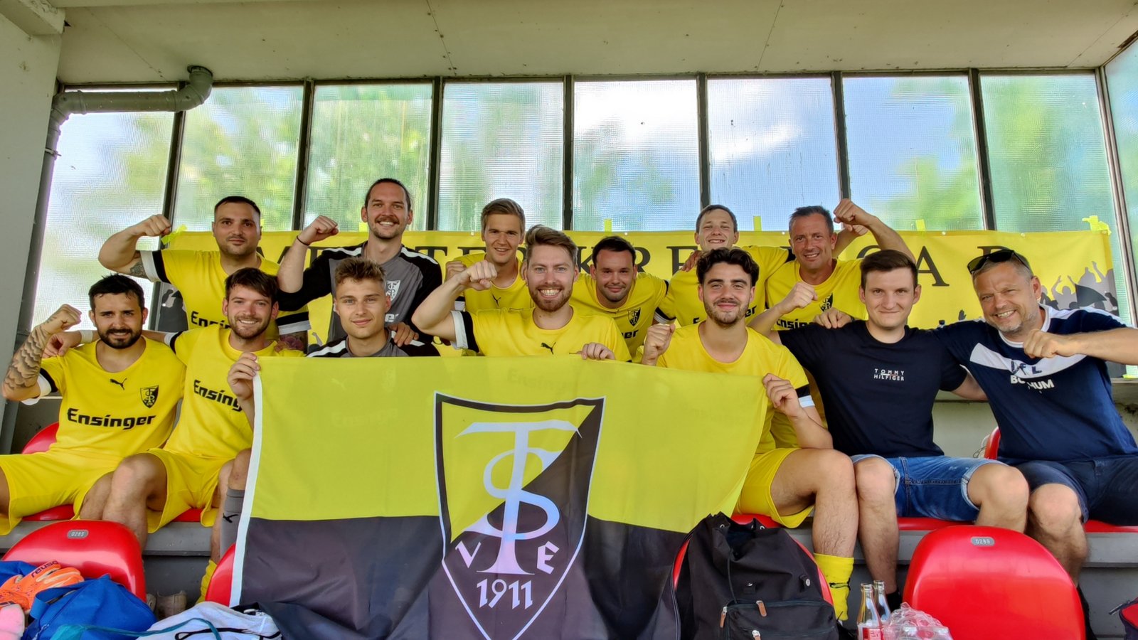Sichtlich Spaß haben die Kicker des TSV Ensingen II beim Meistercup in Heilbronn. Foto: privat Sichtlich Spaß haben die Kicker des TSV Ensingen II beim Meistercup in Heilbronn. Foto: privat