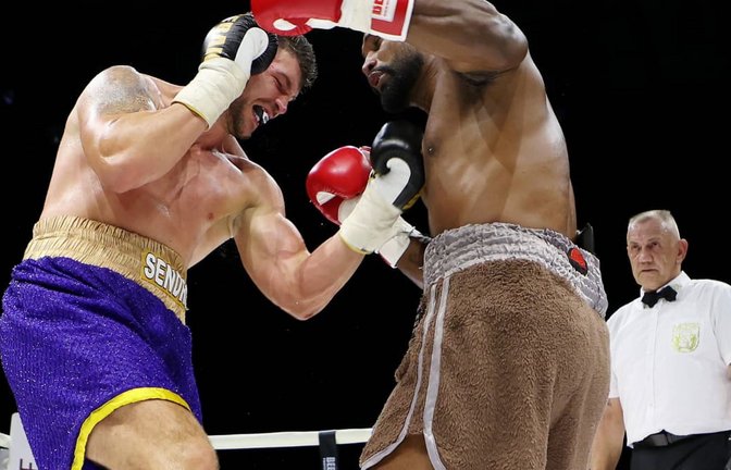 Der Mann im Hintergrund: Holger Kußmaul bei seinem 15.000 Einsatz als Kampfrichter im Boxen beim Duell zwischen Elviro Sendro und&nbsp; Luciano Falcao in der Stuttgarter Porsche-Arena.<span class='image-autor'>Baumann</span>