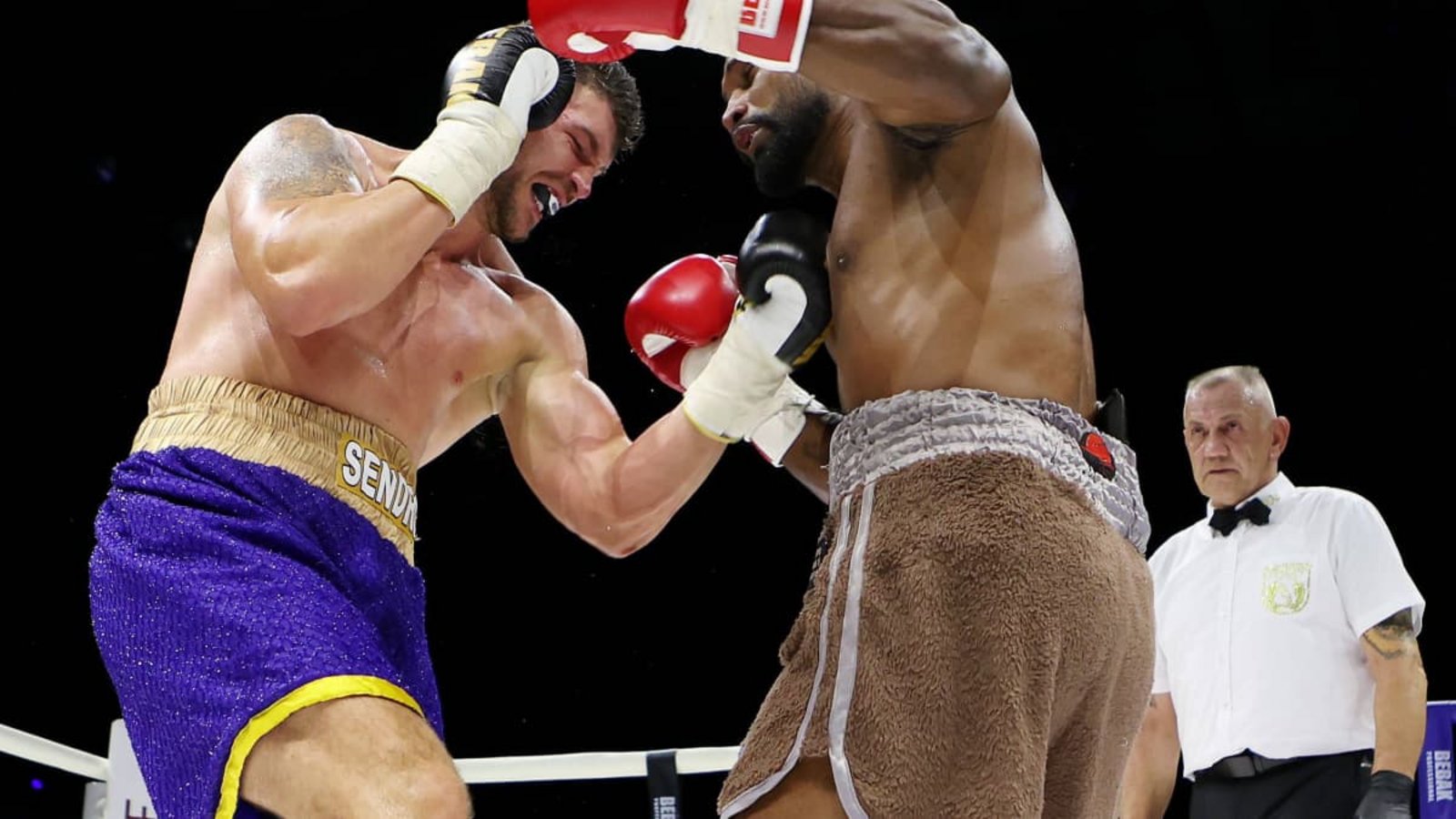Der Mann im Hintergrund: Holger Kußmaul bei seinem 15.000 Einsatz als Kampfrichter im Boxen beim Duell zwischen Elviro Sendro und&nbsp; Luciano Falcao in der Stuttgarter Porsche-Arena.Baumann