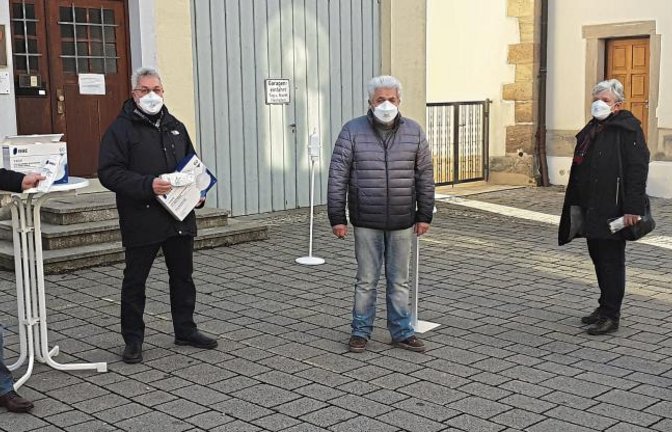 Sachsenheims Bürgermeister Holger Albrich (ganz links) verteilte mit Gemeinde- und Ortschaftsrat Hans-Günther Neumann (2.v.l.) und Ortsvorsteher Alfred Xander (ganz rechts) am Samstag vor der Hohenhaslacher Verwaltungsstelle FFP2-Masken an Senioren. Foto: Glemser
