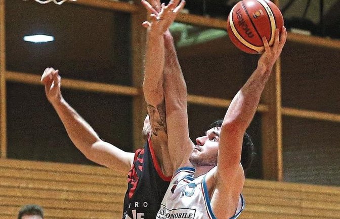 Einer der wenigen Spieler, die nach dem Trainerwechsel bei der BSG Vaihingen/Sachsenheim weiterhin in der Oberliga Württemberg auflaufen: Lennard Schurr (rechts) Foto: Küppers