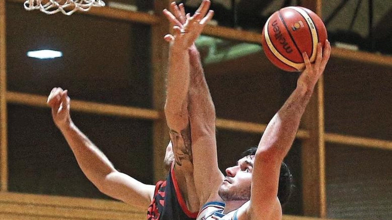 Einer der wenigen Spieler, die nach dem Trainerwechsel bei der BSG Vaihingen/Sachsenheim weiterhin in der Oberliga Württemberg auflaufen: Lennard Schurr (rechts) Foto: Küppers