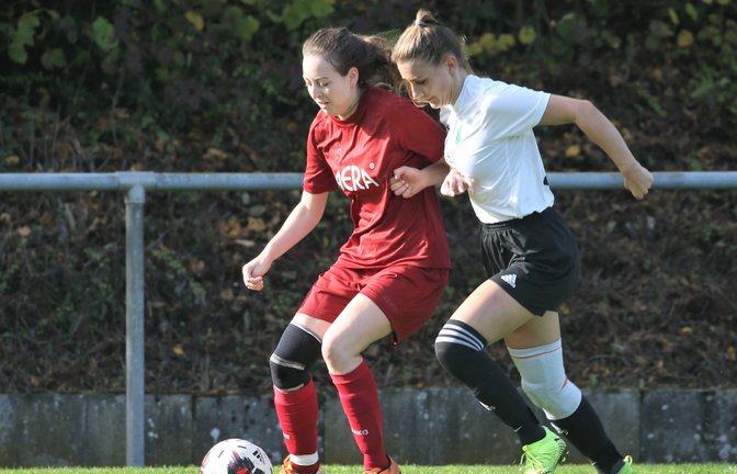 Lisa Pötzsch (links) behauptet den Ball gegen Heimerdingens Finja Speidel. <span class='image-autor'>Foto: Küppers</span>