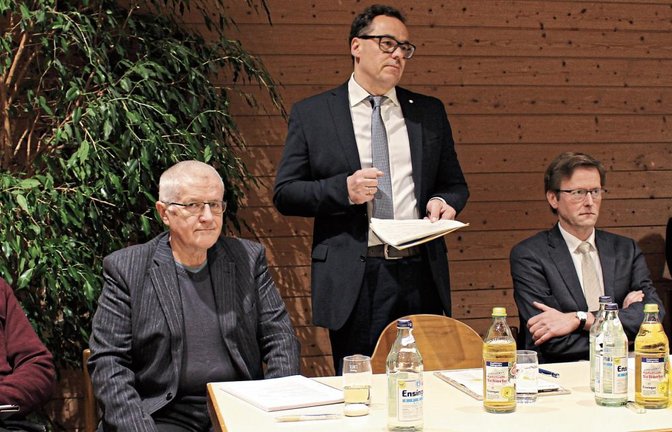 Informationsabend in Nussdorf – von links Rolf Seemann, Richard Spengler, Hartmut Nitsche, Albrecht Noller und Dekan Reiner Zeyher. Fotos: p