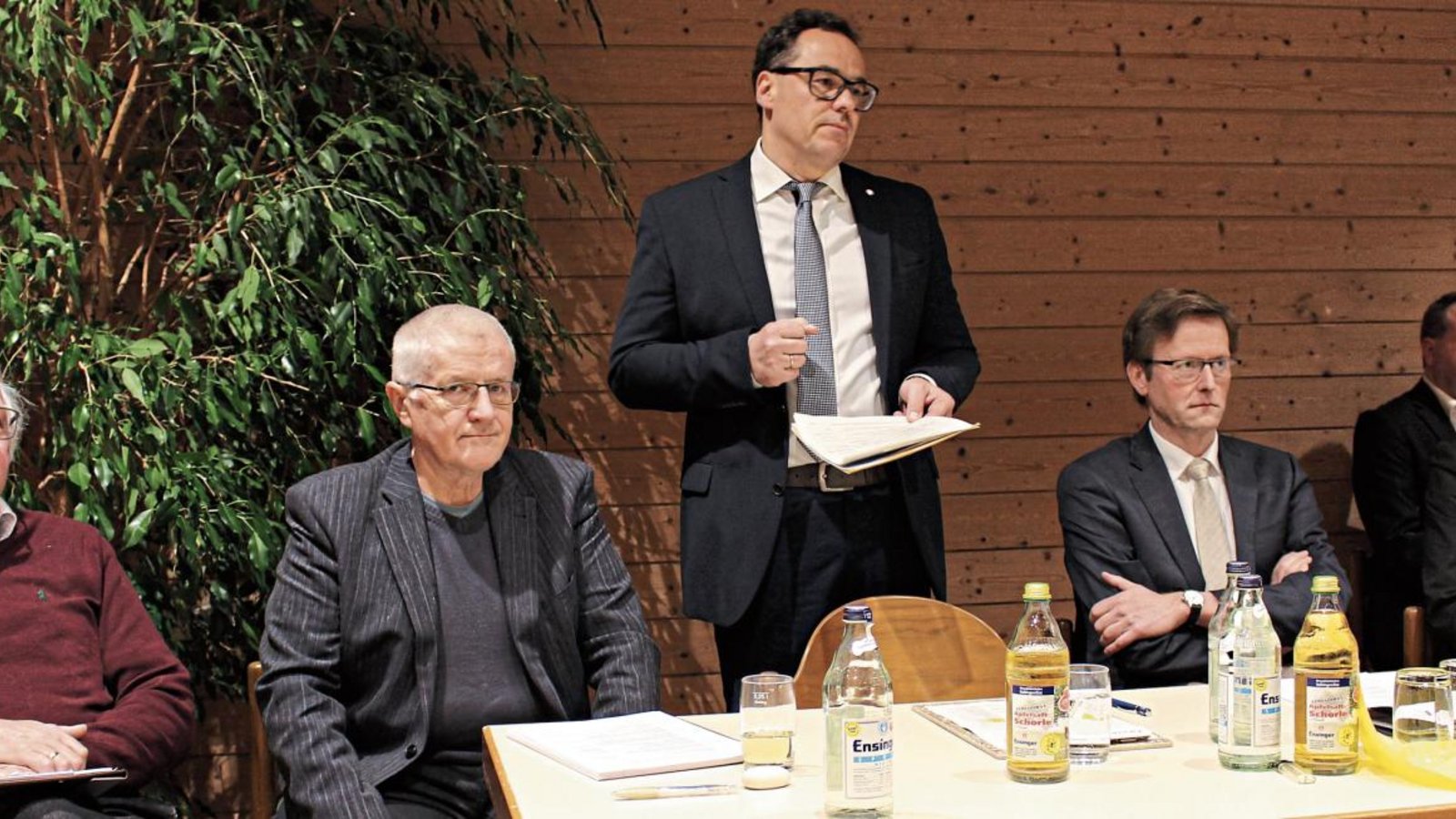 Informationsabend in Nussdorf – von links Rolf Seemann, Richard Spengler, Hartmut Nitsche, Albrecht Noller und Dekan Reiner Zeyher. Fotos: p