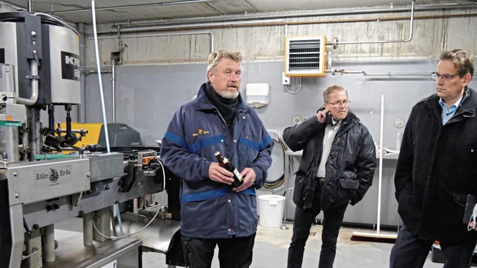 Beim Besuch von Adler-Bräu in Wiernsheim schilderte Bierbrauer Robert Volk den beiden FDP-Abgeordneten MdB Rainer Semet und MdL Erik Schweickert (von links) die Situation von kleinen und mittleren Unternehmen am Beispiel seiner Firma. Foto: Friedrich Beim Besuch von Adler-Bräu in Wiernsheim schilderte Bierbrauer Robert Volk den beiden FDP-Abgeordneten MdB Rainer Semet und MdL Erik Schweickert (von links) die Situation von kleinen und mittleren Unternehmen am Beispiel seiner Firma. Foto: Friedrich