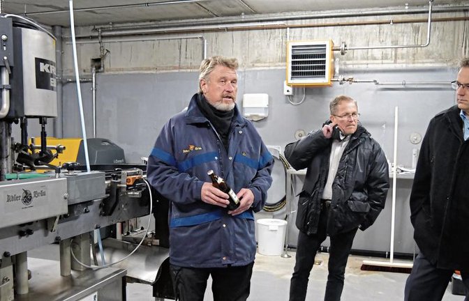 Beim Besuch von Adler-Bräu in Wiernsheim schilderte Bierbrauer Robert Volk den beiden FDP-Abgeordneten MdB Rainer Semet und MdL Erik Schweickert (von links) die Situation von kleinen und mittleren Unternehmen am Beispiel seiner Firma. Foto: Friedrich