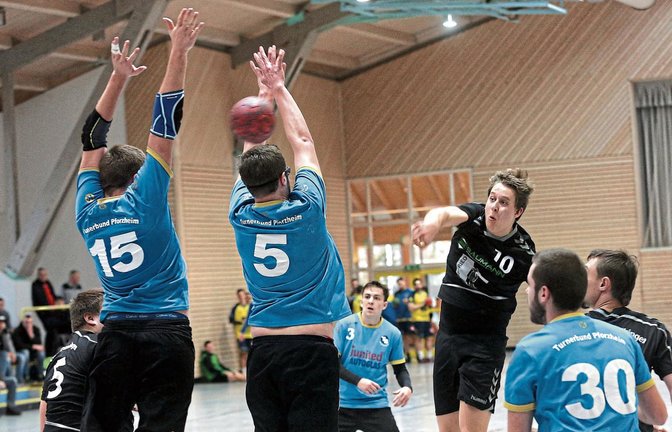 Hier findet Hannes Staiger die Lücke in der Abwehr des TB Pforzheim. Doch auch in diesem Spiel reicht es für den CVJM Enzweihingen nur zu einer 6:8-Niederlage.  Foto: Küppers