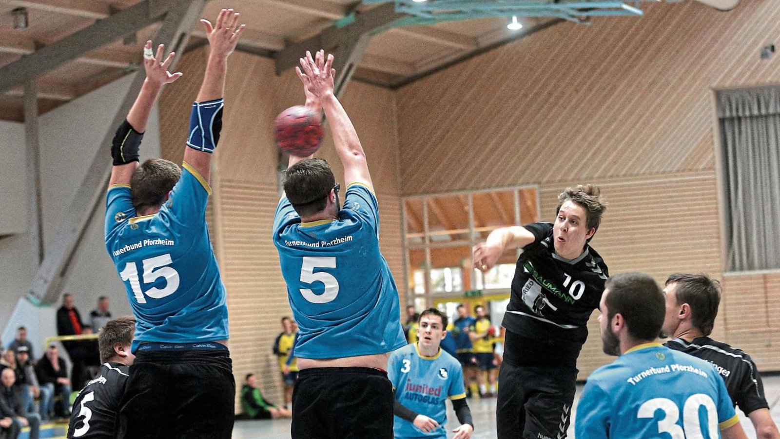 Hier findet Hannes Staiger die Lücke in der Abwehr des TB Pforzheim. Doch auch in diesem Spiel reicht es für den CVJM Enzweihingen nur zu einer 6:8-Niederlage. Foto: Küppers Hier findet Hannes Staiger die Lücke in der Abwehr des TB Pforzheim. Doch auch in diesem Spiel reicht es für den CVJM Enzweihingen nur zu einer 6:8-Niederlage. Foto: Küppers
