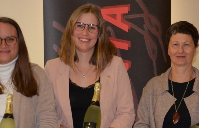 Ehrender und Geehrte (von links): der erste Vorsitzende Axel Hohn mit den Mitgliedern Carolin Hohn, Sarah Dörr, Birgit Mugai und Gerhard Essich.  <span class='image-autor'>Foto: p</span>