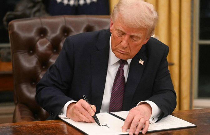 Trump unterzeichnete eine Vielzahl von Verordnungen kurz nach seinem Amtsantritt.<span class='image-autor'>Foto: AFP/Jim Watson</span>