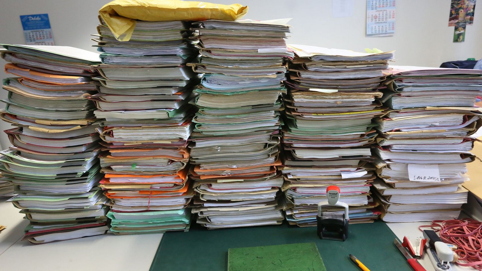 Die gute alte Papierakte prägt das Bild in den Büros der deutschen Justizbehörden.Foto: dpa/Stephanie Pilick