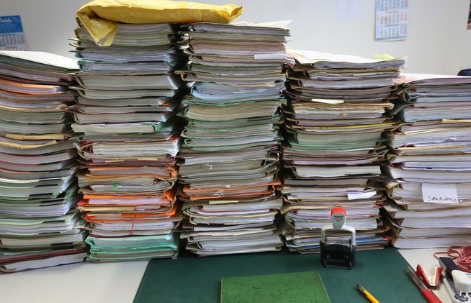 Die gute alte Papierakte prägt das Bild in den Büros der deutschen Justizbehörden.<span class='image-autor'>Foto: dpa/Stephanie Pilick</span>
