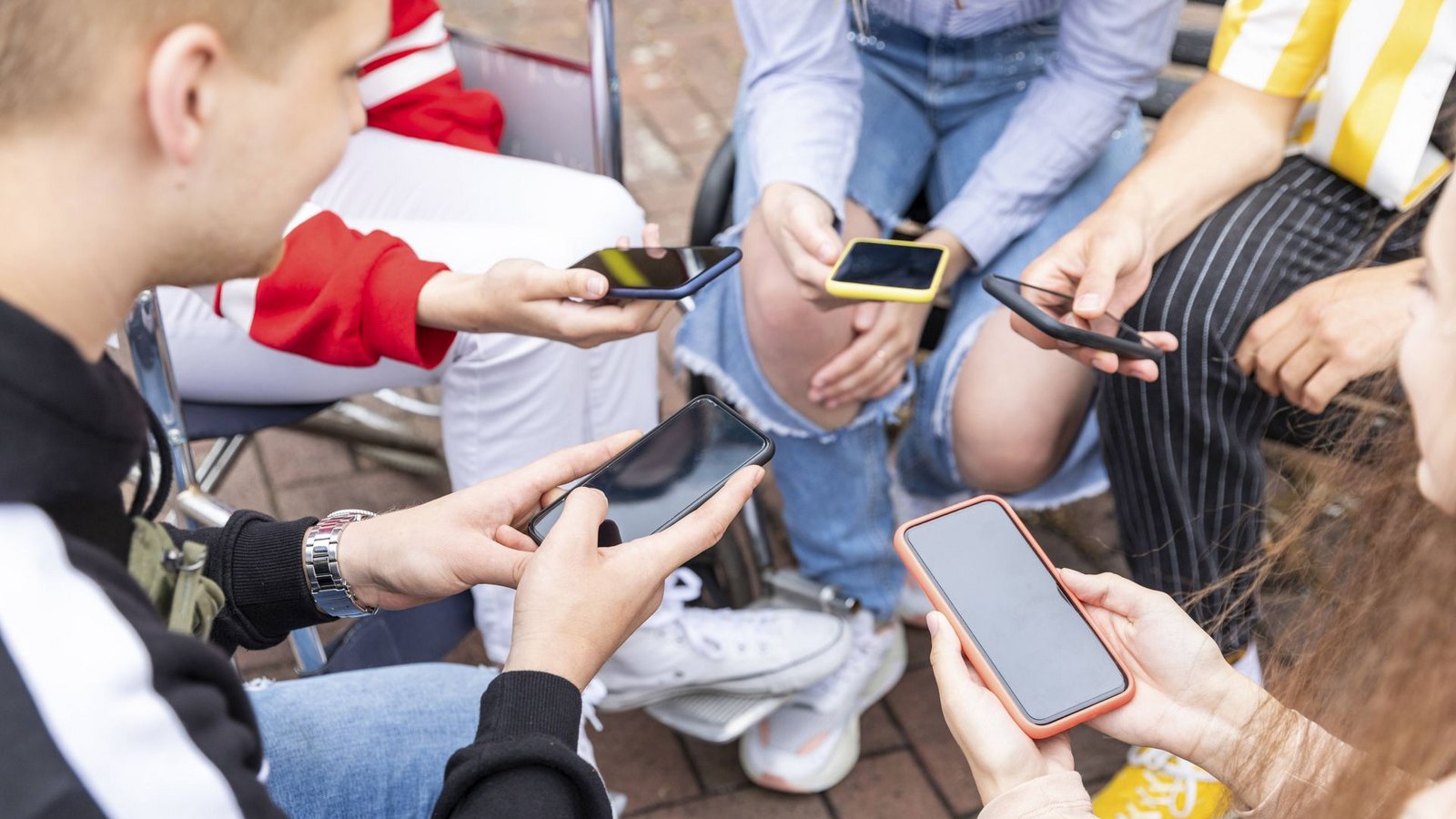Viele Menschen hängen täglich viele Stunden am Smartphone.Foto: imago images/Westend61/William Perugini Viele Menschen hängen täglich viele Stunden am Smartphone.Foto: imago images/Westend61/William Perugini