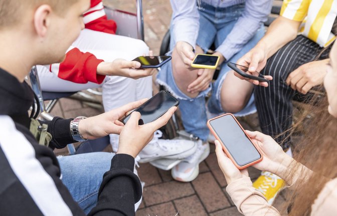 Viele Menschen hängen täglich viele Stunden am Smartphone.<span class='image-autor'>Foto: imago images/Westend61/William Perugini</span>