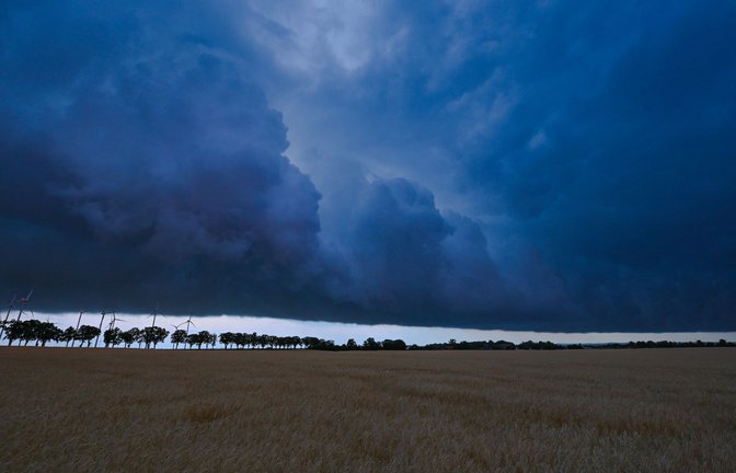 Eine Gewitterzelle zieht mit dunklen Regenwolken über die brandenburgische Landschaft. Der Deutsche Wetterdienst hat die Klima-Bilanz für das Jahr 2022 vorgestellt.<span class='image-autor'>Foto: Patrick Pleul/dpa</span>