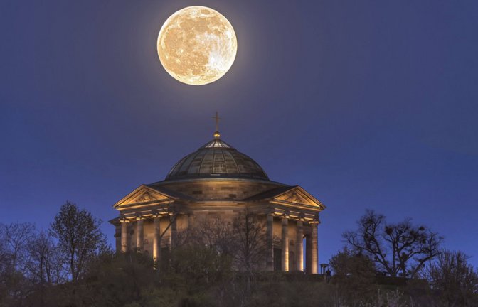 Im Mai zeigt sich ein seltener „Blue Moon“, bei dem der Vollmond zweimal innerhalb eines Monats erscheint (Symbolfoto).<span class='image-autor'>Foto: imago images/Arnulf Hettrich/Arnulf Hettrich via www.imago-images.de</span>