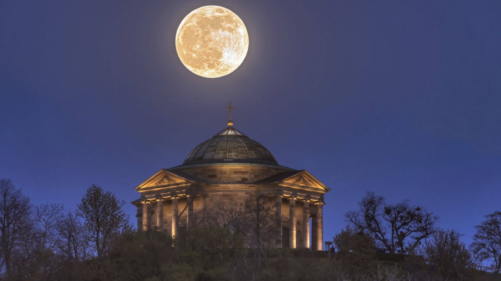 Im Mai zeigt sich ein seltener „Blue Moon“, bei dem der Vollmond zweimal innerhalb eines Monats erscheint (Symbolfoto).Foto: imago images/Arnulf Hettrich/Arnulf Hettrich via www.imago-images.de