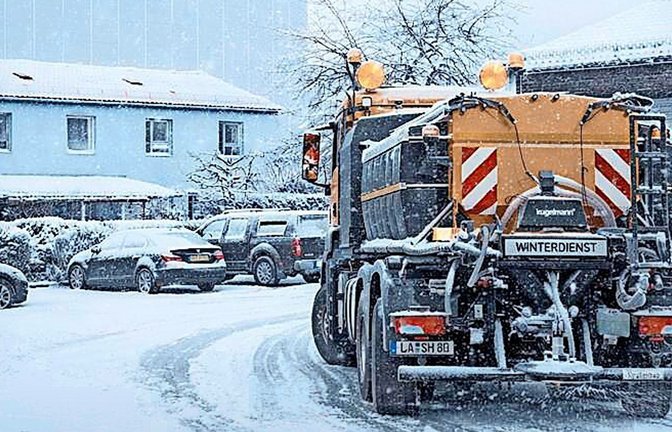 Dieser Streudienst nahe Landshut bekämpft das Glatteis mit aufbereitetem Gurkenwasser.<span class='image-autor'>Foto: Develey</span>