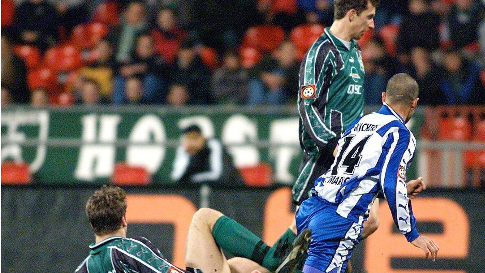 In der Saison 1999/2000 wurde der Pokal-Siegeszug der Kickers erst in der Verlängerung des Halbfinales beim SV Werder Bremen gestoppt. Vor 18 570 Zuschauern im Weserstadion glich Mustafa Özkan (83.) die Bremer Führung durch Christoph Dabrowski  (2.) aus. Juri Maksimow (103.) schoss Werder gegen eine bravourös kämpfende Kickers-Mannschaft  ins Finale. Da unterlag Bremen dem FC Bayern mit 0.3.Foto: imago sportfotodienst/imago sportfotodienst