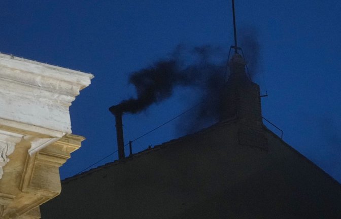 Schwarzer Rauch quillt aus dem Schornstein der Sixtinischen Kapelle während des Konklaves zur Wahl eines neuen Papstes im Vatikan.<span class='image-autor'>Foto: Andrew Medichini/AP/dpa/Andrew Medichini</span>