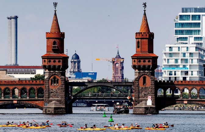 Oberbaumbrücke in Berlin: Touristen sollen künftig belohnt werden, wenn sie Müll sammeln.<span class='image-autor'>Foto: Paul Zinken/dpa/Paul Zinken</span>