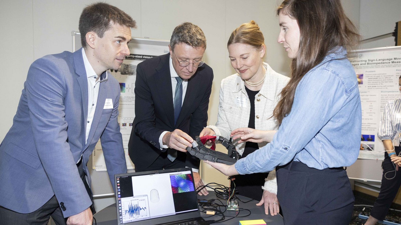 Tastsinn für Roboter: Eine künstliche Hand im Max-Planck-Institut für Intelligente Systeme.Foto: Max-Planck-Institut für Intelligente Systeme Tastsinn für Roboter: Eine künstliche Hand im Max-Planck-Institut für Intelligente Systeme.Foto: Max-Planck-Institut für Intelligente Systeme