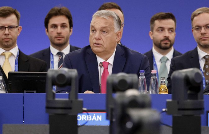 Ungarns Premier Viktor Orban (Mitte) gefällt sich als Gastgeber beim Gipfeltreffen der Europäischen Politischen Gemeinschaft  in Budapest.<span class='image-autor'>Foto: AFP/Ludovic Marin</span>