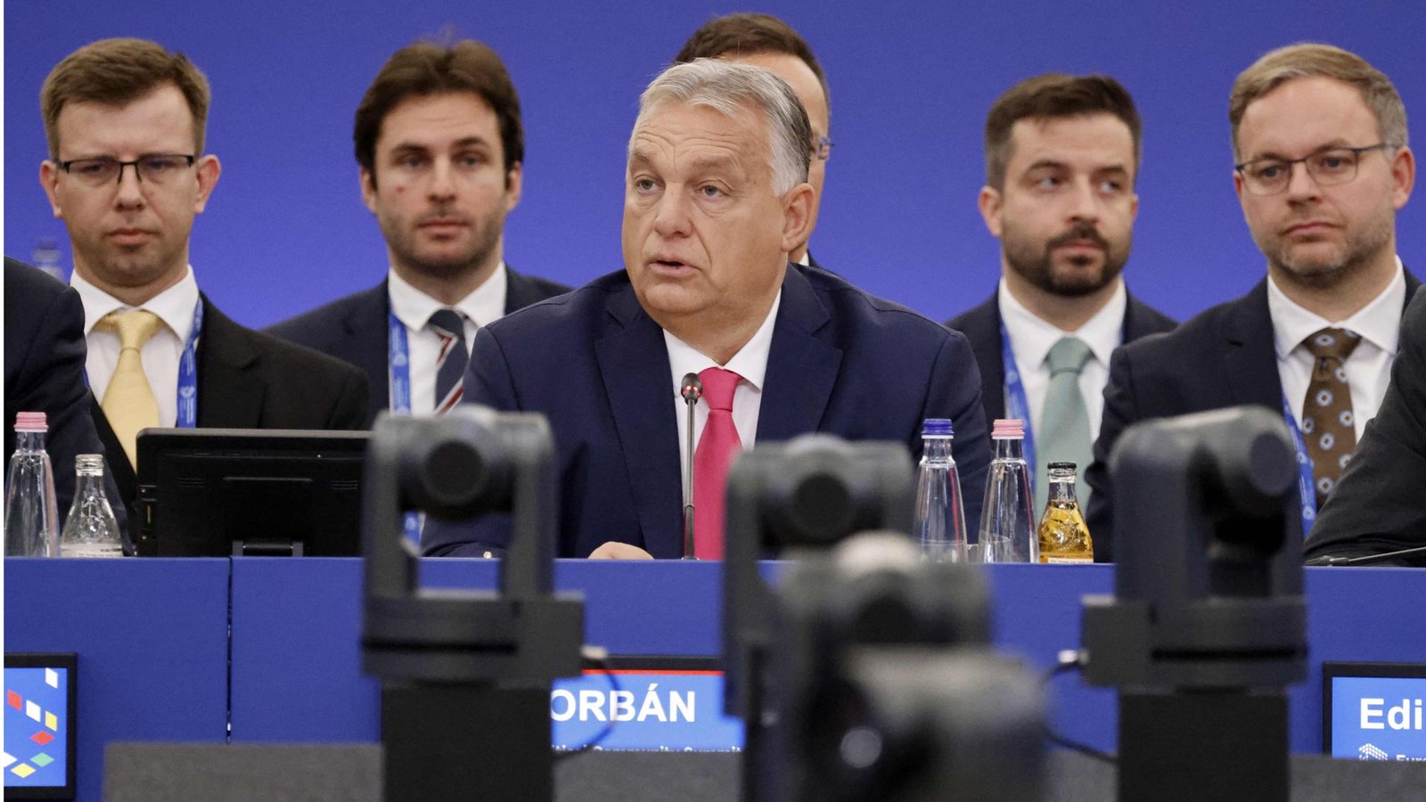 Ungarns Premier Viktor Orban (Mitte) gefällt sich als Gastgeber beim Gipfeltreffen der Europäischen Politischen Gemeinschaft  in Budapest.Foto: AFP/Ludovic Marin