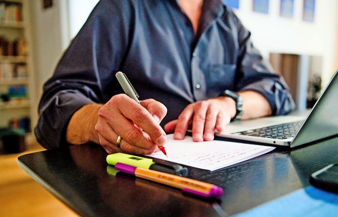 Ein Mann macht  Notizen.<span class='image-autor'>Foto: dpa/Finn Winkler</span>