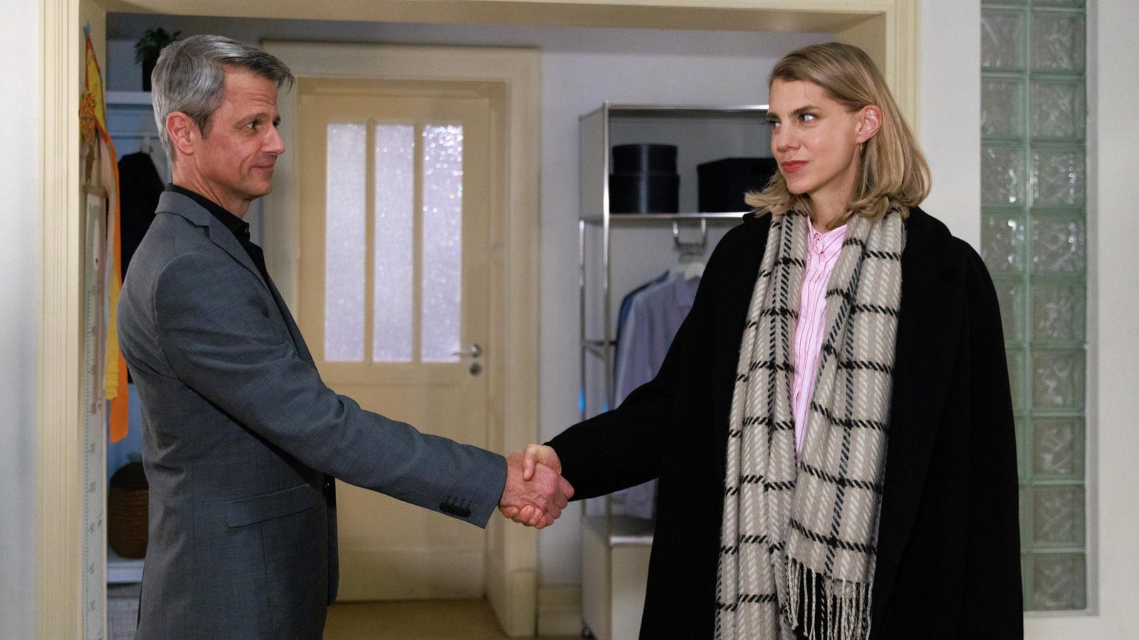 Stella (Bettine Langehein) schließt mit Benedikt (Jens Hajek) einen Pakt unter ihren Bedingungen.Foto: RTL / Sebastian Meyer Stella (Bettine Langehein) schließt mit Benedikt (Jens Hajek) einen Pakt unter ihren Bedingungen.Foto: RTL / Sebastian Meyer