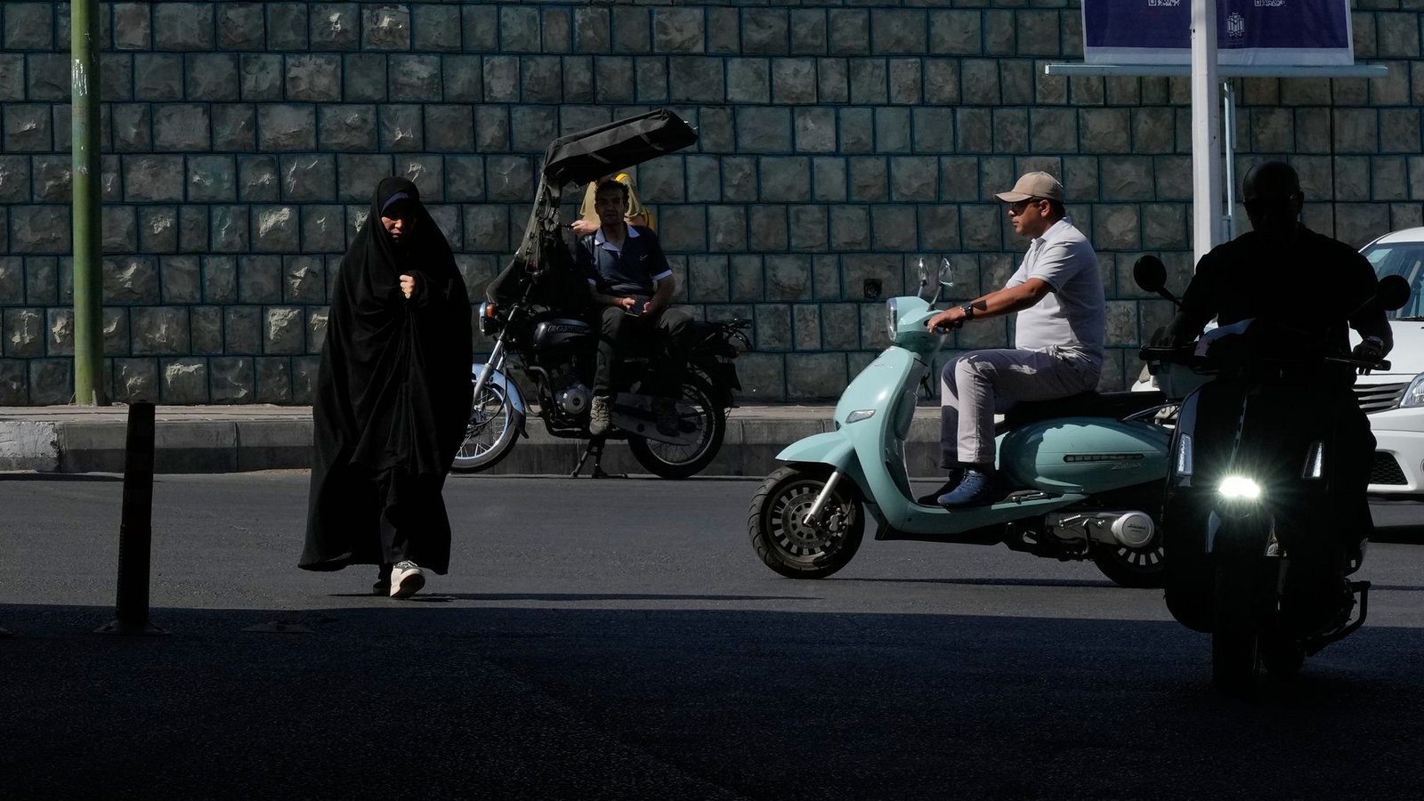In Irans Hauptstadt Teheran geht während der Verhandlungen das Leben weiter.Foto: Vahid Salemi/AP/dpa