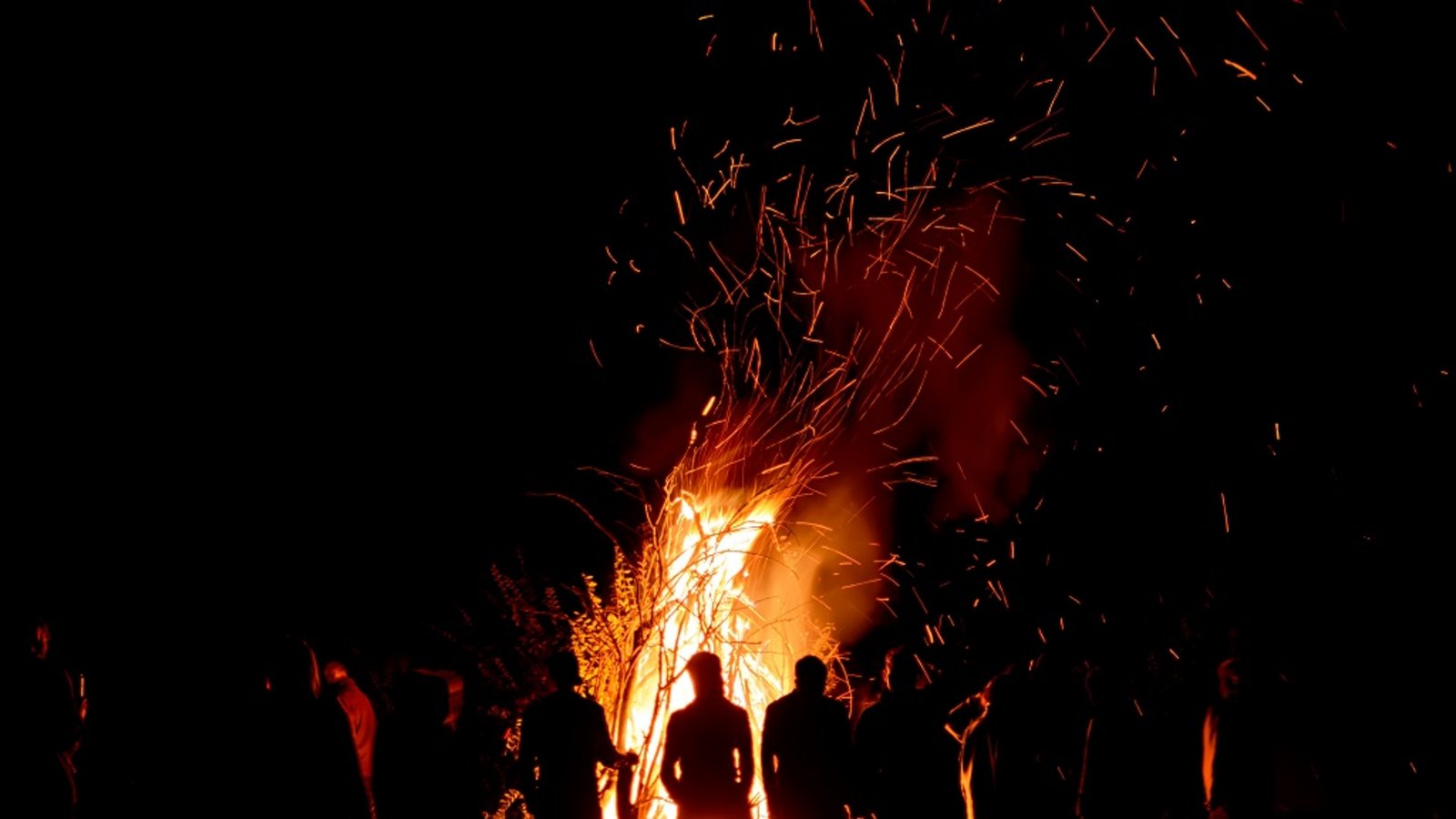 Osterfeuer: Bedeutung und UrsprungFoto: Dizfoto/Shutterstock Osterfeuer: Bedeutung und UrsprungFoto: Dizfoto/Shutterstock