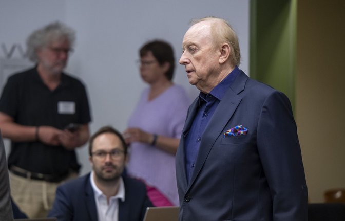 Alfons Schuhbeck betritt am Dienstag den Gerichtssaal des Landgerichts München.<span class='image-autor'>Foto: dpa/Peter Kneffel</span>