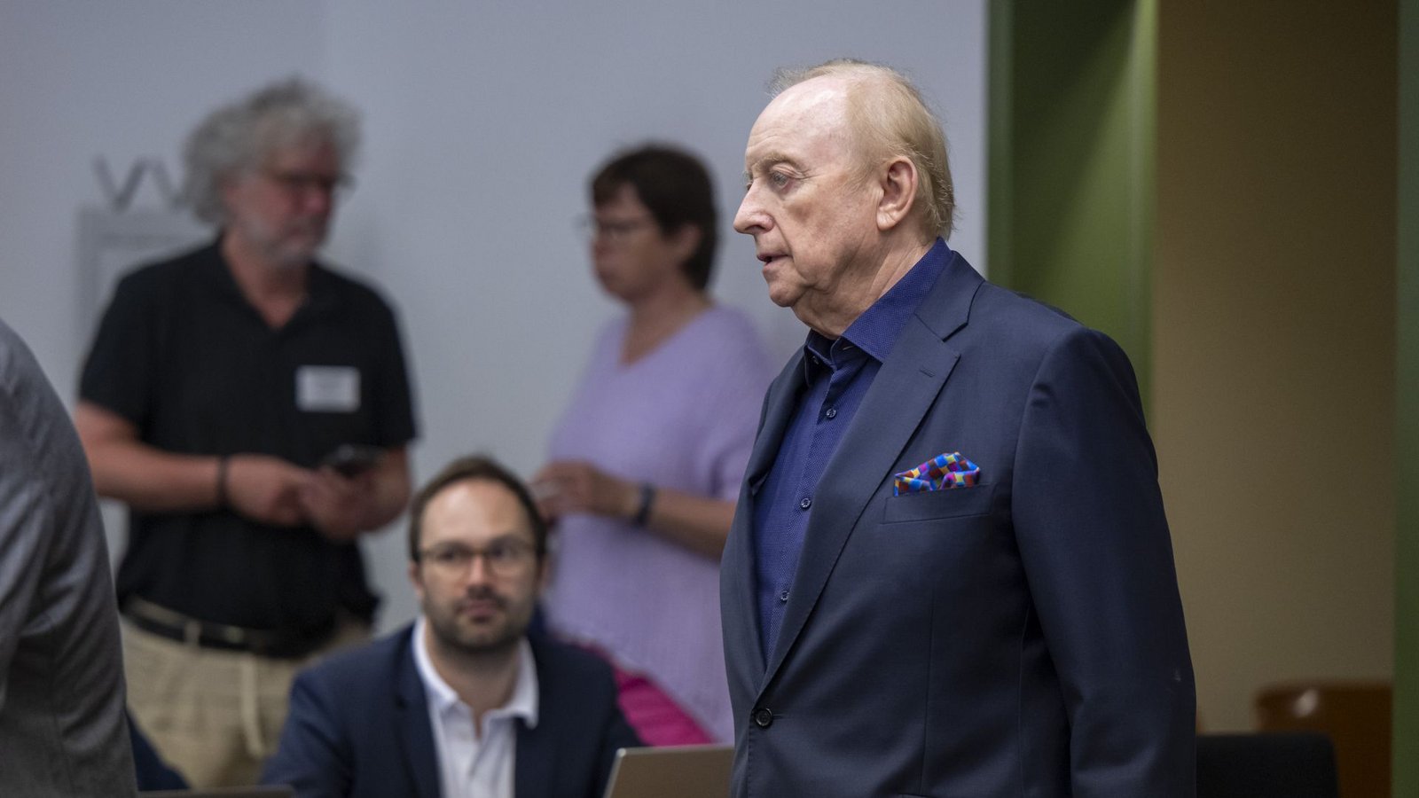 Alfons Schuhbeck betritt am Dienstag den Gerichtssaal des Landgerichts München.Foto: dpa/Peter Kneffel