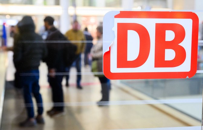 Die Deutsche Bahn (DB) und die Gewerkschaft GDL vereinbarten eine 35-Stundenwoche, die ab 2029 greifen soll.<span class='image-autor'>Foto: dpa/Julian Stratenschulte</span>