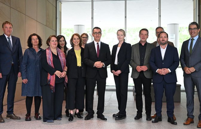 Der designierte Ministerpräsident Cem Özdemir (Bündnis 90/Die Grünen) stellt bei einem Pressestatement im Foyer im Haus der Abgeordneten die Ministerinnen und Minister der Grünen für die neue Landesregierung vor.<span class='image-autor'>Foto: Marijan Murat/dpa/Marijan Murat</span>