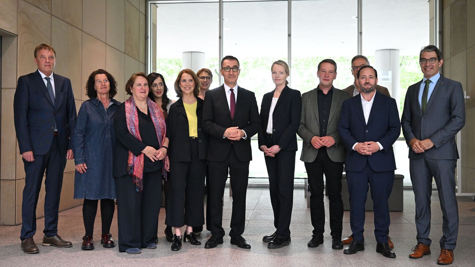 Der designierte Ministerpräsident Cem Özdemir (Bündnis 90/Die Grünen) stellt bei einem Pressestatement im Foyer im Haus der Abgeordneten die Ministerinnen und Minister der Grünen für die neue Landesregierung vor.Foto: Marijan Murat/dpa/Marijan Murat