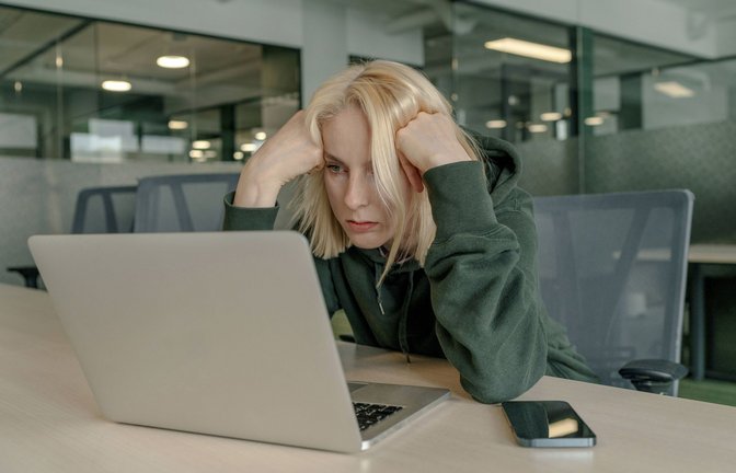 An der Uni führen sogenannten Aussieb-Prüfungen dazu, dass viele Studierende schnell demotiviert werden.<span class='image-autor'>Foto: imago/Oxana Guryanova</span>
