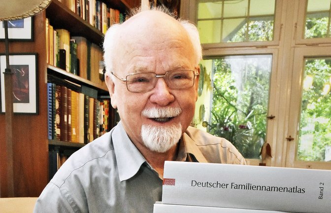 Namensforscher Konrad Kunze mit seinem Werk.<span class='image-autor'>Foto: /Stefan Jehle</span>