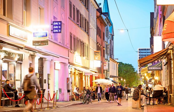 Gerade im Sommer geht es in der Leonhardstraße auch mal lauter zu, wenn Feiernde die Straße vor den Bars bevölkern.<span class='image-autor'>Foto: Lichtgut/Julian Rettig</span>