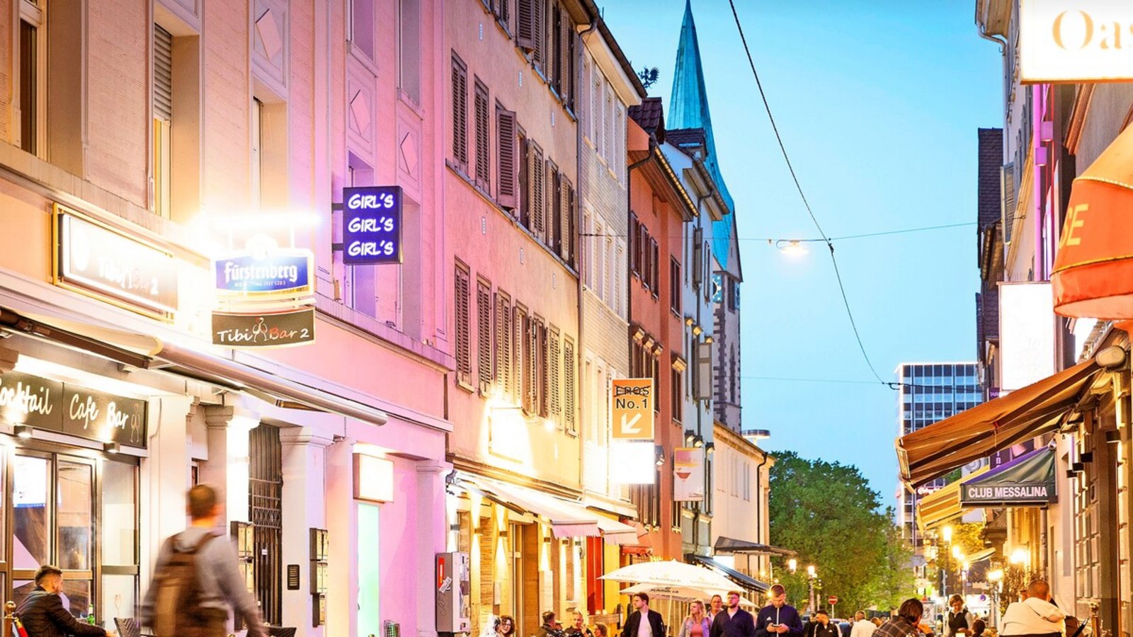 Gerade im Sommer geht es in der Leonhardstraße auch mal lauter zu, wenn Feiernde die Straße vor den Bars bevölkern.Foto: Lichtgut/Julian Rettig Gerade im Sommer geht es in der Leonhardstraße auch mal lauter zu, wenn Feiernde die Straße vor den Bars bevölkern.Foto: Lichtgut/Julian Rettig