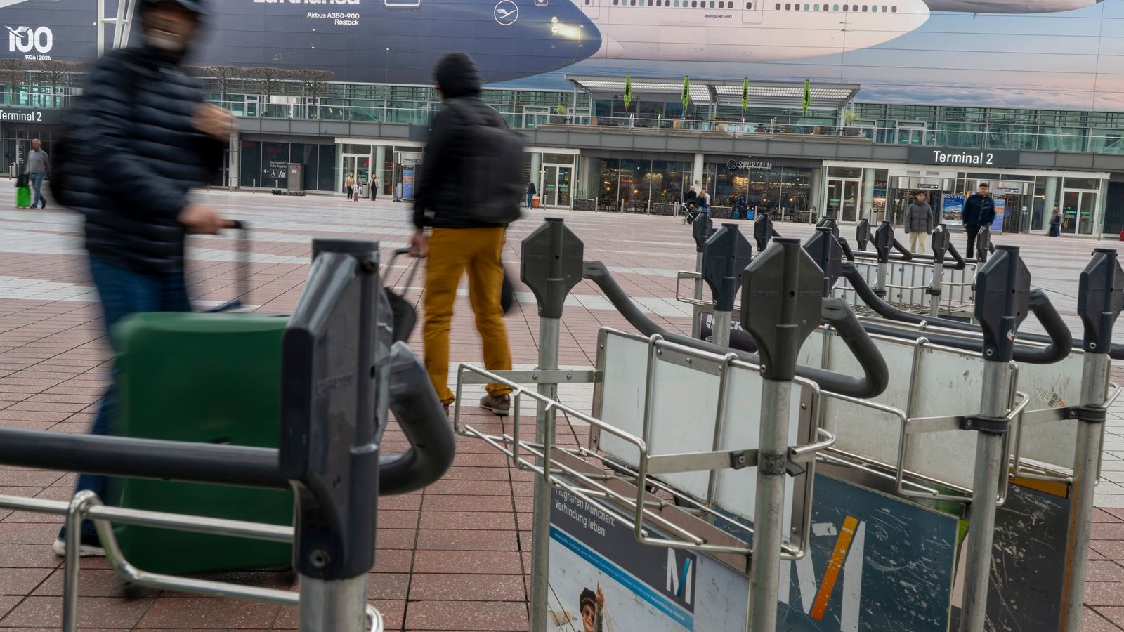 Wegen des festgefahrenen Tarifkonflikts bei Lufthansa fallen wieder hunderte Flüge aus.Foto: Peter Kneffel/dpa