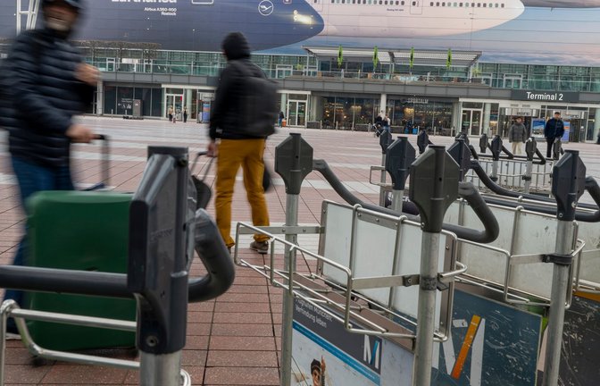 Wegen des festgefahrenen Tarifkonflikts bei Lufthansa fallen wieder hunderte Flüge aus.<span class='image-autor'>Foto: Peter Kneffel/dpa</span>