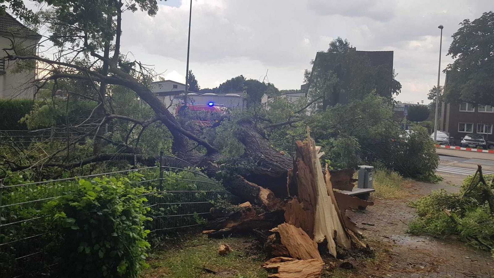 In Düren hinterließ das Unwetter ein Bild der Verwüstung.Foto: Feuerwehr Düren In Düren hinterließ das Unwetter ein Bild der Verwüstung.Foto: Feuerwehr Düren