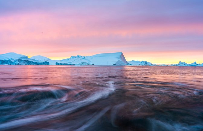 Das schmelzende Arktiseis verlangsamt die Atlantische Meeresströmung, reduziert die CO2-Aufnahme der Ozeane, infolgedessen verstärkt sich die Erderwärmung.<span class='image-autor'>Foto: Imago/NurPhoto</span>