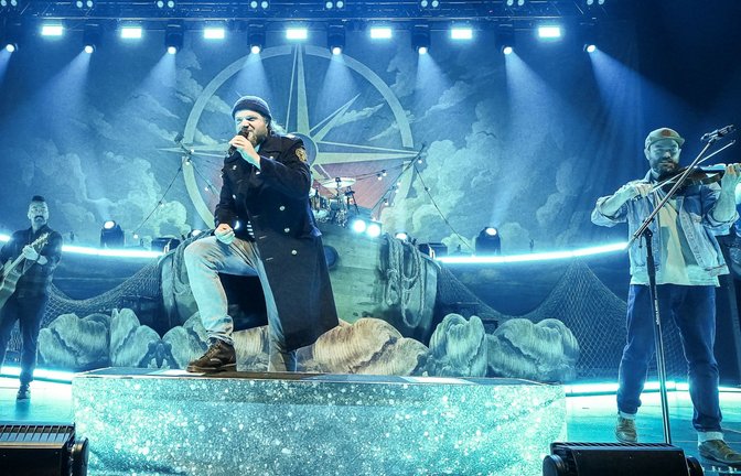 Malte Hoyer (Mitte) mit Versengold heizt in der  Porsche-Arena mit rauen Songs ein.<span class='image-autor'>Foto: Ferdinando Iannone</span>