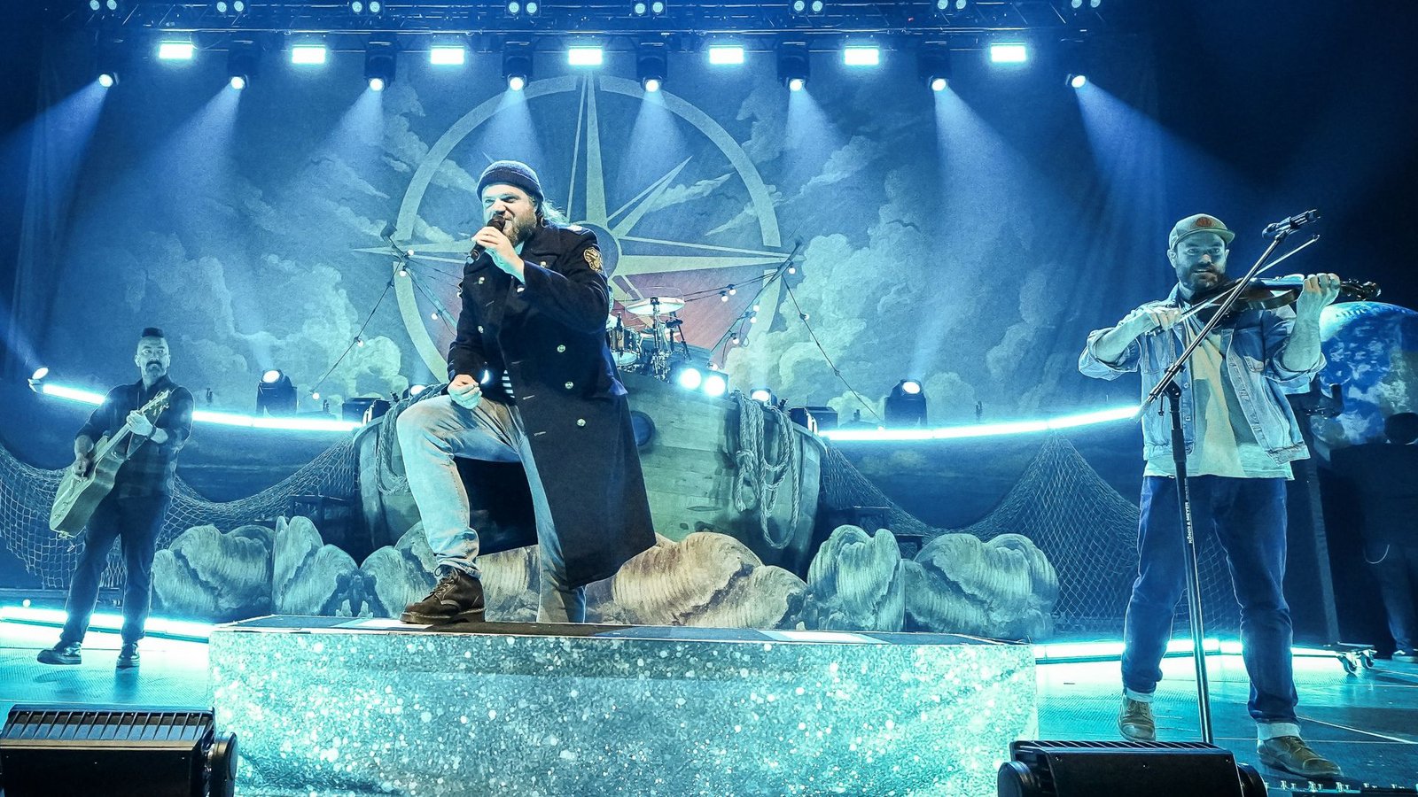 Malte Hoyer (Mitte) mit Versengold heizt in der  Porsche-Arena mit rauen Songs ein.Foto: Ferdinando Iannone